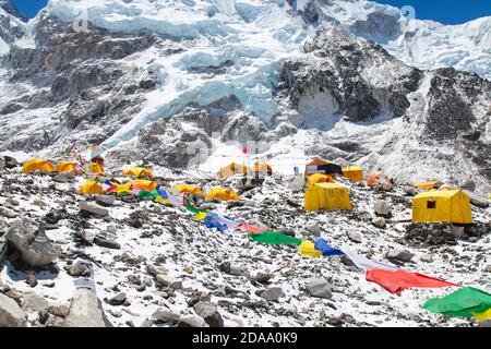 Leuchtend gelbe Zelte im Mount Everest Base Camp, Khumbu Gletscher und Berge, Sagarmatha Nationalpark, Nepal, Himalaya Stockfoto