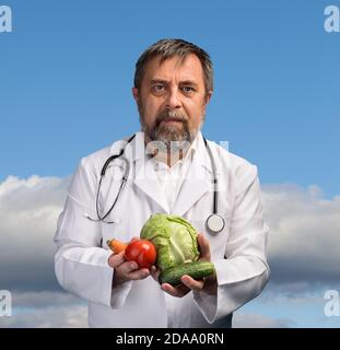 Konzept der gesunden Ernährung. Arzt hält Gemüse für eine gesunde Ernährung und eine gesunde Lebensweise Stockfoto