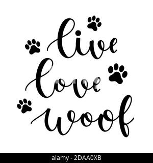 Live love woof lustige Phrase handgezeichneten Schriftzug mit Pfotenmarken. Pinsel Kalligraphie Tinte in schwarz isoliert auf weißem Hintergrund Vektor-Illustration. Stock Vektor
