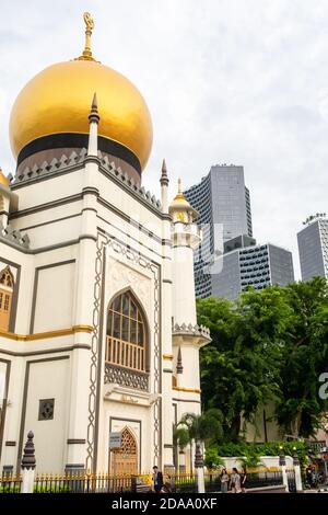Singapur, 21/0/19. Historische alte Sultan-Moschee im arabischen Viertel Kampong Glam in Singapur, mit goldener Kuppel und modernem Stadtbild von Singapur Stockfoto