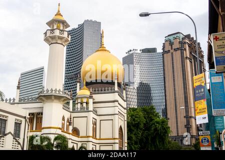 Singapur, 21/0/19. Historische alte Sultan-Moschee im arabischen Viertel Kampong Glam in Singapur, mit goldener Kuppel und modernem Stadtbild von Singapur Stockfoto