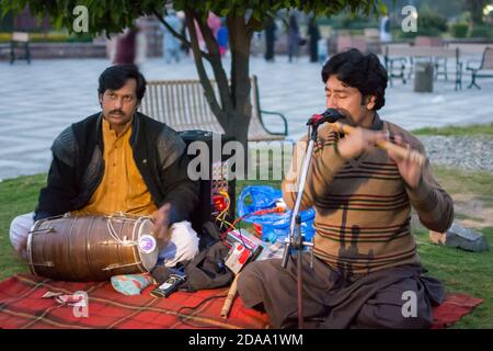 Islamabad / Pakistan - 2. November 2015: Straßenkünstler spielen traditionelle pakistanische Musik im Lake View Park, neben dem Rawal See. Stockfoto