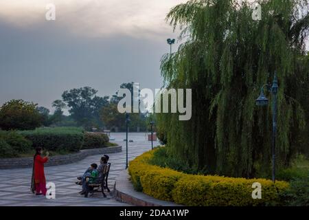 Islamabad / Pakistan - 2. November 2015: Eine Familie fotografiert im Lake View Park am Rawal See. Stockfoto