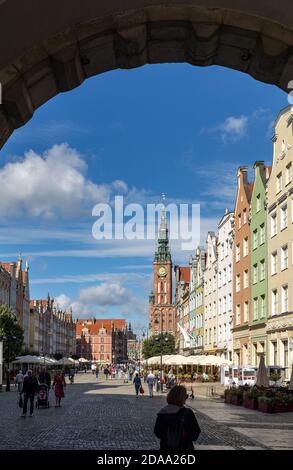 Danzig, Polen - 6. September 2020: Die Fassaden der restaurierten Gdańsk Patrizierhäuser auf dem Langen Markt Stockfoto