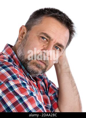 Casual Mann mittleren Alters mit der Hand in der Nähe des Gesichts mit Ein besorger Blick Stockfoto
