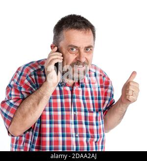 Mann mittleren Alters spricht auf einem Handy und hob Daumen nach oben zeigt Zeichen ok. Isoliert auf Weiß Stockfoto