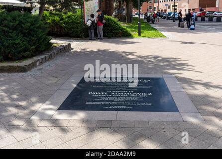 Danzig, Polen - 6. September 2020: Gedenkstätte für Pawel Adamowicz, Major von Danzig, an Stelle des öffentlichen Mordes am 13. Januar 2019 Stockfoto