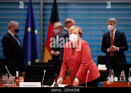 Berlin, Deutschland. November 2020. Bundeskanzlerin Angela Merkel (M, CDU) kommt zur wöchentlichen Kabinettssitzung der Bundesregierung im Bundeskanzleramt. Quelle: Markus Schreiber/AP POOL/dpa/Alamy Live News Stockfoto