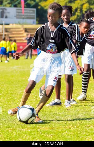 JOHANNESBURG, SÜDAFRIKA - 10. Nov 2020: Johannesburg, Südafrika - 29 2009. Juni: Diverse Kinder spielen Fußball in der Schule Stockfoto