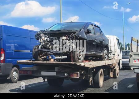 Hilfe auf der Straße transportiert Wrecker gebrochen Auto Stockfoto