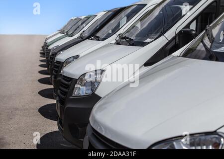 Anzahl der neuen weißen Kleinbusse und Lieferwagen, die außerhalb Stockfoto