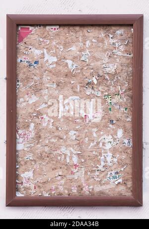 Plakatwand mit Fetzen zerrissener Papierwerbung Stockfoto