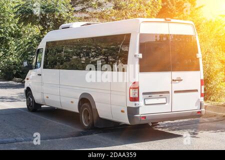 Minibus geht auf das Land Highway entlang der Wald Stockfoto