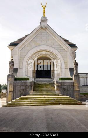 Das Krematorium von La Chaux-de-Fonds ist ein Krematorium auf dem Friedhof von Charrière in La Chaux-de-Fonds. Kanton Neuchâtel, Schweiz. Stockfoto