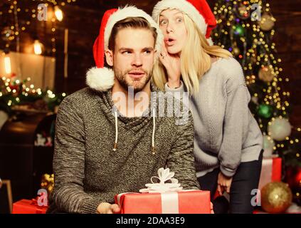 Love Story. Winter shopping Sales. Mann und Frau auf Party. verliebtes Paar rote Weihnachtsmütze. Familie das neue Jahr feiern. Warten auf Weihnachten Geschenk und präsentieren. Paar portrait. frohe Weihnachten. Stockfoto