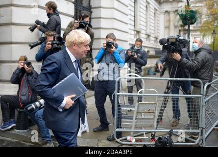 Der britische Premierminister Boris Johnson kehrt nach einer Kabinettssitzung im Auswärtigen Amt am 10. November 2020 in die Downing Street zurück Stockfoto