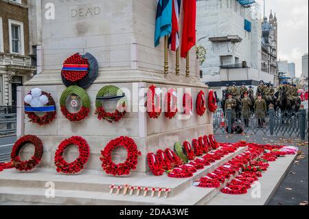 London, Großbritannien. November 2020. Eine Truppe der Haushaltskavallerie zollt am frühen Morgen im Cenotaph ihren Respekt. Es ist der Gedenktag und durch die zweite Coronavirus-Sperre werden die Gedenkfeiern stark eingeschränkt. Kredit: Guy Bell/Alamy Live Nachrichten Stockfoto