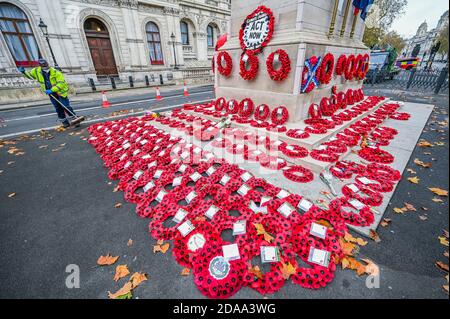 London, Großbritannien. November 2020. Reinigung am frühen Morgen im Cenotaph. Es ist der Gedenktag und durch die zweite Coronavirus-Sperre werden die Gedenkfeiern stark eingeschränkt. Kredit: Guy Bell/Alamy Live Nachrichten Stockfoto
