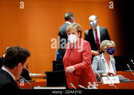 Berlin, Deutschland. November 2020. Bundeskanzlerin Angela Merkel (M, CDU) kommt zur wöchentlichen Kabinettssitzung der Bundesregierung im Bundeskanzleramt. Quelle: Markus Schreiber/AP POOL/dpa/Alamy Live News Stockfoto