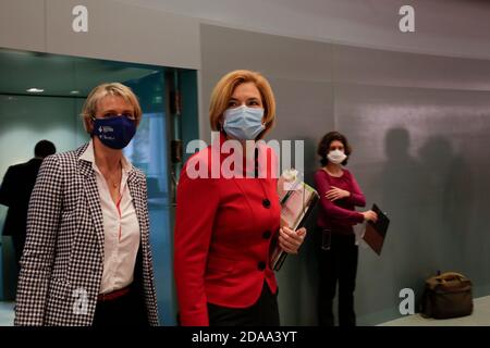 Berlin, Deutschland. November 2020. Zur wöchentlichen Kabinettssitzung der Bundesregierung im Bundeskanzleramt in Berlin kommen Wissenschaftsministerin Anja Karliczek (l.) und Landwirtschaftsministerin Julia Klöckner (M., beide CDU). Quelle: Markus Schreiber/AP POOL/dpa/Alamy Live News Stockfoto