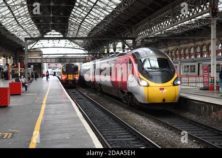 Virgin Train Ankunft am Bahnhof Preston Stockfoto