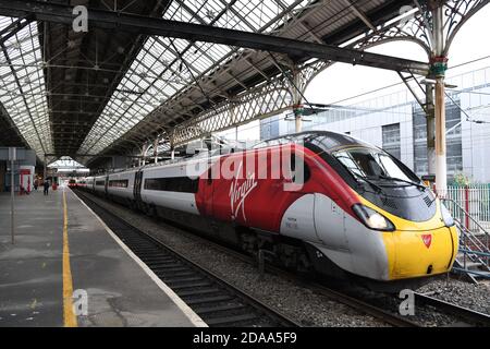 Virgin Train Ankunft am Bahnhof Preston Stockfoto