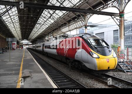 Virgin Train Ankunft am Bahnhof Preston Stockfoto