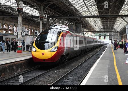 Virgin Train Ankunft am Bahnhof Preston Stockfoto