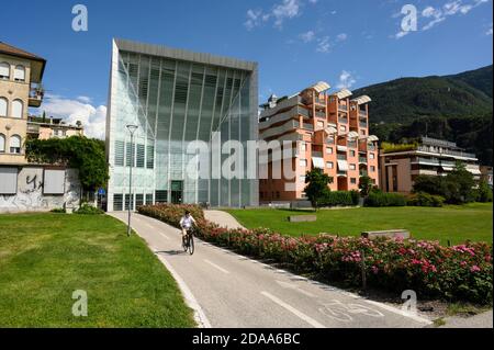 Bozen. Italien. Außenansicht des Museion, Museum für Moderne und Zeitgenössische Kunst (museo di arte moderne e contemporanea). Stockfoto