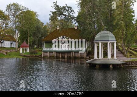 Großes prächtiges mittelalterliches Herrenhaus in Estland in Palmse. Rotunde in der Nähe des Teiches Stockfoto