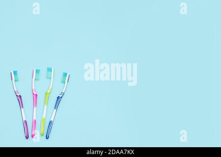 Satz Zahnbürsten und Kopierraum. Eine Gruppe von bunten Zahnbürsten. Epty Space für Text. Platz für Text kopieren. Flach lag auf blauem Hintergrund Stockfoto