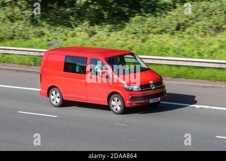 2018 rot VW Volkswagen Transporter T32 H-LN TDI; Fahrzeugverkehr, Fahrzeuge bewegen, Autos, Fahrzeug fahren auf britischen Straßen, Motoren, Fahren auf der Autobahn M6 Autobahn UK Straßennetz. Stockfoto