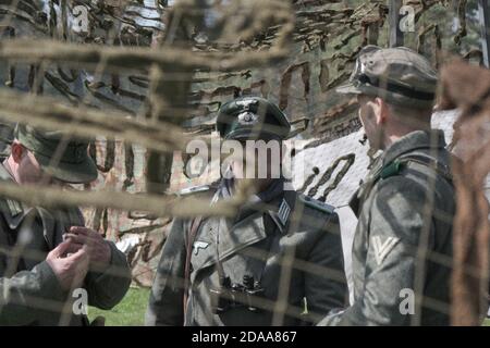 Deutsche Soldaten unter Tarnnetz bei der No man's Land Re-enactment Veranstaltung, Bodryddan Hall, Wales Stockfoto