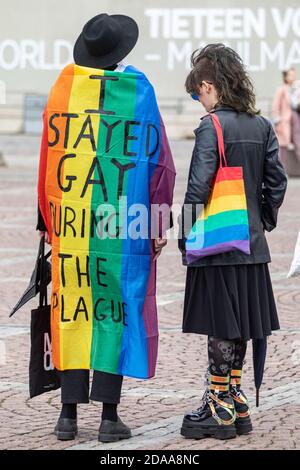 Ich blieb schwul während der Pest. Schreiben auf einer Regenbogenfahne. Helsinki Pride 2020. Stockfoto