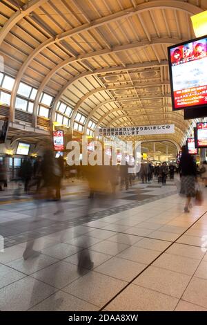 Shinagawa, Tokio, Japan - Pendler am Shinagawa Hauptbahnhof. Stockfoto