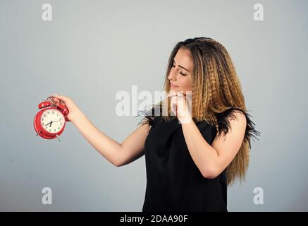 Zeit- und Alterskonzept. Guten Morgen. Frau zu spät. Geschäftsschluss. Zeitmanagement. Zeitzone. Pünktlichkeit und Disziplin. Mädchen halten Wecker. Regime früh erwacht. Klingel klingelt. Stockfoto