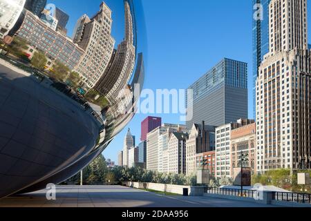 Chicago, Illinois, USA - die Skyline der Michigan Avenue spiegelt sich am Cloud Gate wider. Stockfoto
