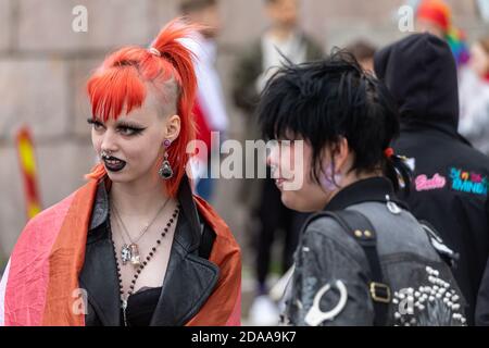 Junge weibliche Punks bei Helsinki Pride 2020 während des Coronavirus-Ausbruchs Stockfoto