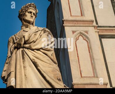 Statue des Renaissance-Dichters Dante Alighieri in Florenz neben der Basilika Santa Croce. Stockfoto