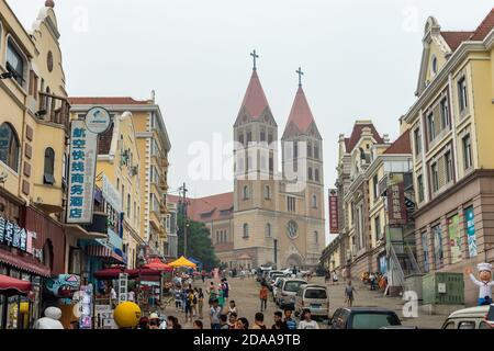 Qingdao / China - 5. August 2015: Alte deutsche Kolonialgebäude in der Innenstadt von Qingdao, China Stockfoto