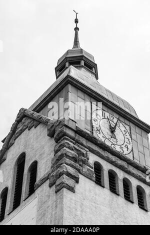 Qingdao / China - 6. August 2015: Der Glockenturm der protestantischen Kirche Qingdao (Jidu jiaotang), erbaut von deutschen Missionaren im Jahr 1910, als Qingdao ( Stockfoto