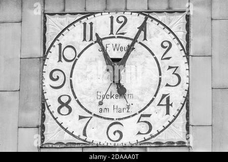 Qingdao / China - 6. August 2015: Detail von J.F. Weule, Bockenem am Harz Alte mechanische Uhr auf dem Glockenturm der protestantischen Kirche Qingdao (Jidu Stockfoto