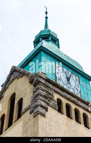 Qingdao / China - 6. August 2015: Der Glockenturm der protestantischen Kirche Qingdao (Jidu jiaotang), erbaut von deutschen Missionaren im Jahr 1910, als Qingdao ( Stockfoto