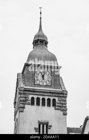 Qingdao / China - 6. August 2015: Der Glockenturm der protestantischen Kirche Qingdao (Jidu jiaotang), erbaut von deutschen Missionaren im Jahr 1910, als Qingdao ( Stockfoto