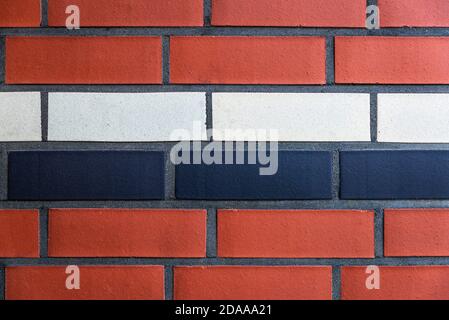 Wand aus neuen mehrfarbigen Ziegeln als Hintergrund in Hamburg, Deutschland Stockfoto