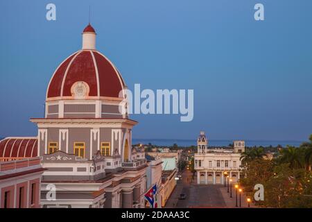 Kuba, Cienfuegos, Parque Martí , Blick auf den Palacio de Gobierno - jetzt das Rathaus Stockfoto