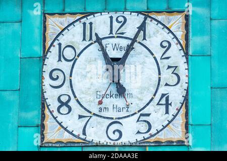 Qingdao / China - 6. August 2015: Detail von J.F. Weule, Bockenem am Harz Alte mechanische Uhr auf dem Glockenturm der protestantischen Kirche Qingdao (Jidu Stockfoto