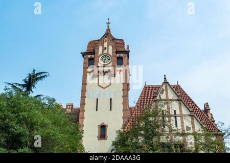 Qingdao / China - 6. August 2015: Alte deutsche Kolonialvilla in der Innenstadt von Qingdao, China Stockfoto