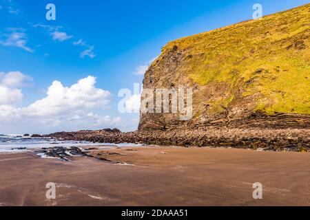 Herbstwellen in Crackington Haven, Cornwall, Großbritannien Stockfoto