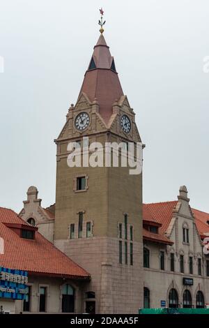 Qingdao / China - 5. August 2015: Alte deutsche Kolonialgebäude in der Innenstadt von Qingdao, China Stockfoto